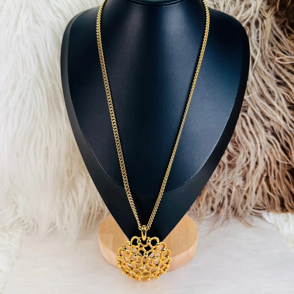 Pretty vintage Monet goldtone, large pendant necklace